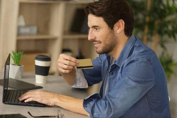 Mann Nutzt Kreditkarte Für Online Shopping — Stockfoto