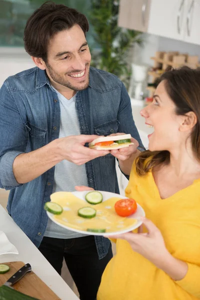 Glücklicher Mann Und Frau Essen Mittag — Stockfoto