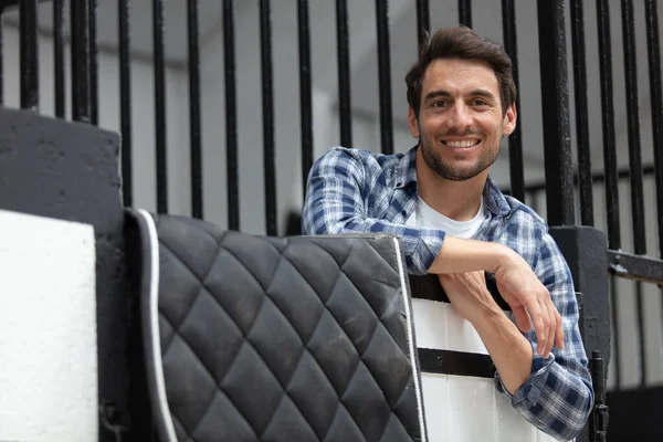 Homme Appuyé Sur Une Porte Stable — Photo