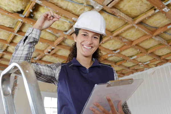 Glad Kvinna Byggnadsarbetare — Stockfoto
