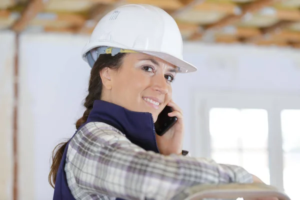 Atraente Chefe Mulher Construtor Capacete — Fotografia de Stock