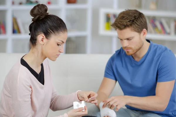 Freund Mit Lädiertem Handgelenk Helfen — Stockfoto