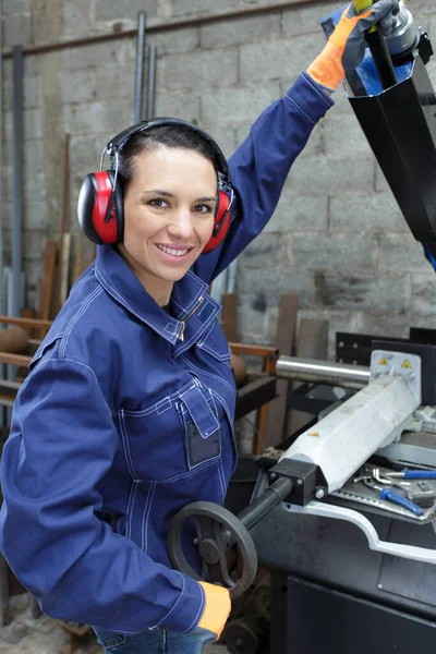 Ingeniero Femenino Que Utiliza Máquina Fábrica —  Fotos de Stock