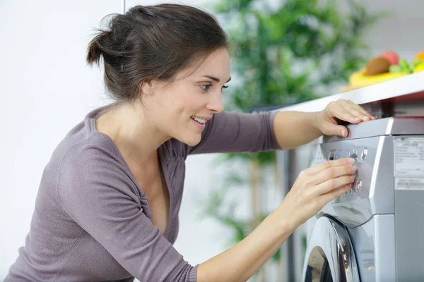 Mulher Colocando Máquina Lavar Roupa — Fotografia de Stock