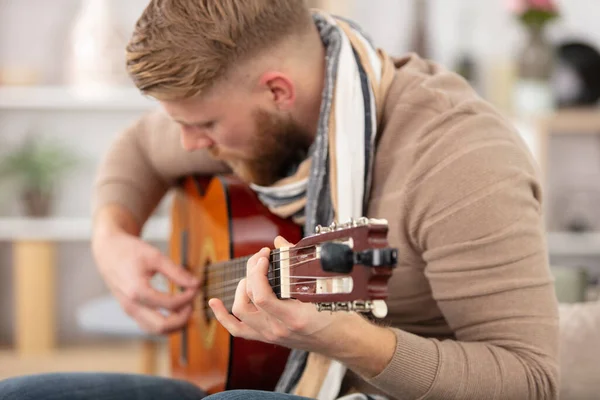 Praticando Tocar Guitarra Bonitos Homens Jovens Tocando Guitarra — Fotografia de Stock