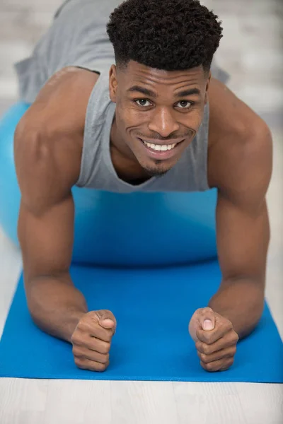 Confiante Musculado Jovem Fazendo Posição Prancha — Fotografia de Stock