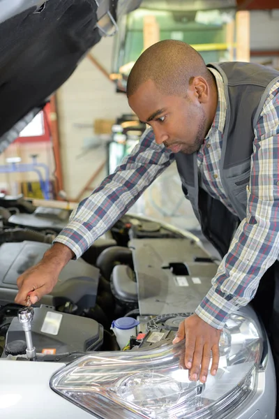 Portrait Mechanic Fixing Car — Stock Photo, Image