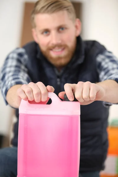 Man Opent Een Container Met Roze Chemische Stof — Stockfoto