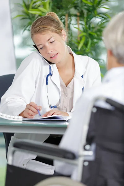 Retrato Doctora Usando Teléfono Móvil Durante Consulta — Foto de Stock