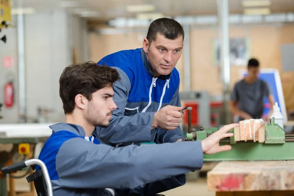 Travailleur Handicapé Fauteuil Roulant Dans Atelier Charpentiers — Photo