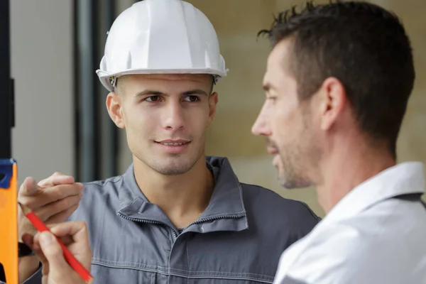 Trabajadores Construcción Instalando Ventana Casa — Foto de Stock