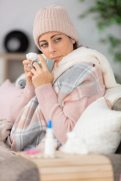 Kranke Frau Sitzt Hause Auf Sofa — Stockfoto