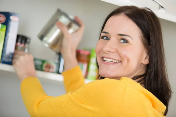 Mujer Feliz Mirando Armarios Comida Vacíos —  Fotos de Stock