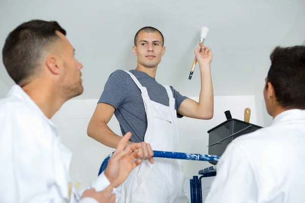 Instructor Showing Apprentices How Paint — Stockfoto