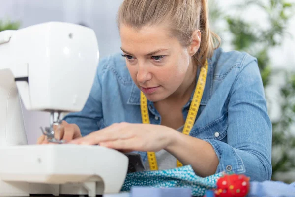 Focused Woman Using Sewing Machine — Stock Photo, Image
