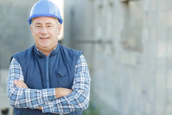 Nachdenklich Glücklich Reifer Mann Schaut Die Kamera — Stockfoto