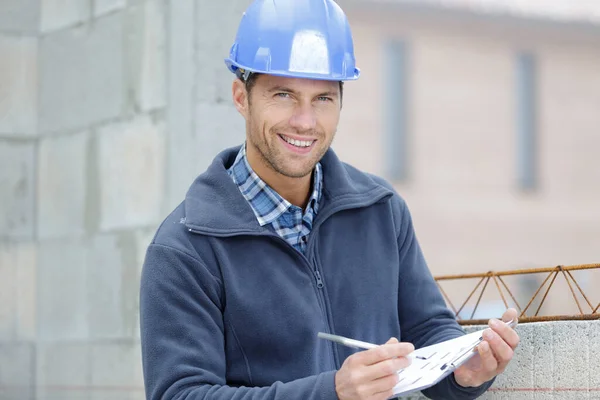 Constructeur Avec Presse Papiers Extérieur — Photo