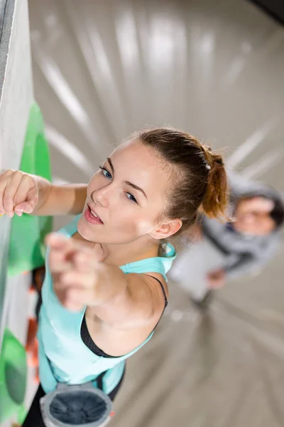 Primo Piano Scalatore Femminile Raggiungendo — Foto Stock