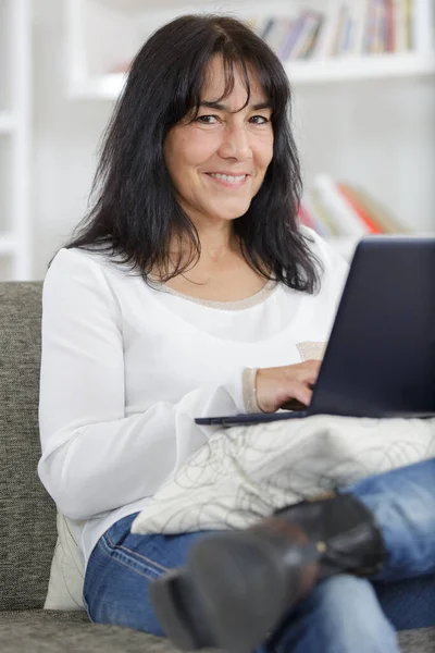 Sorrindo Mulher Idosa Usando Laptop Casa — Fotografia de Stock