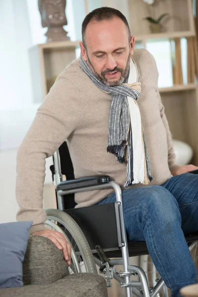 Disabilitare Uomo Cercando Sedersi Divano — Foto Stock