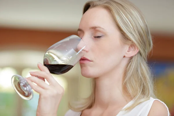 Genç Kadın Evde Bir Kadeh Şarap Içmek — Stok fotoğraf