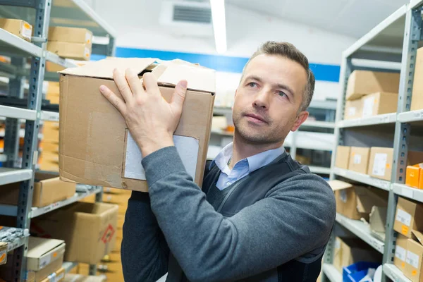 Porter Bära Lådor Ett Lager — Stockfoto