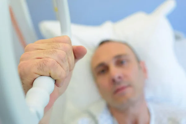 Patient Hält Seine Hand Auf Einem Krankenhausbett Sich Erholen — Stockfoto