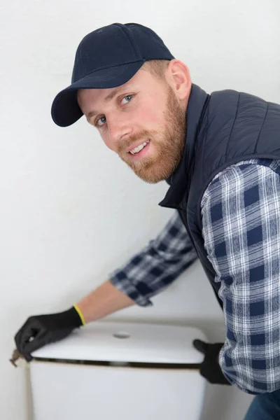 Klempner Repariert Toilettenzisterne Mit Handschuhen Und Mütze — Stockfoto
