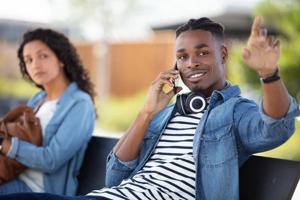 Knappe Man Wachten Taxi Bellen — Stockfoto