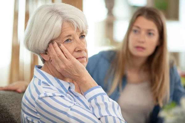 Sevgi Dolu Yetişkin Kız Üzgün Yaşlı Anneyle Konuşuyor — Stok fotoğraf