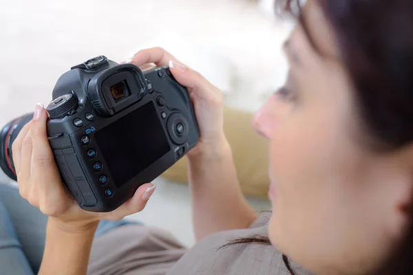 Eine Frau Überprüft Ihre Kamera — Stockfoto