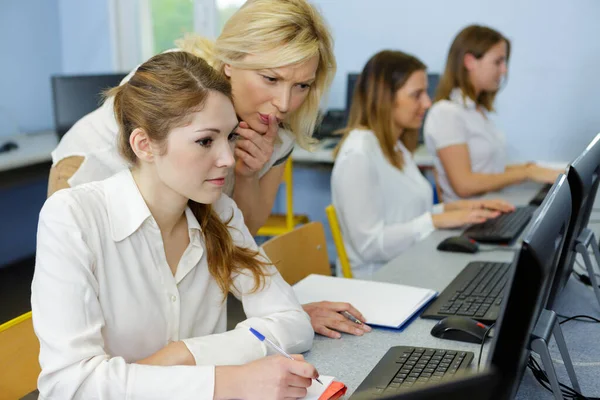 Profesor Ayudando Estudiante Usar Computadora —  Fotos de Stock