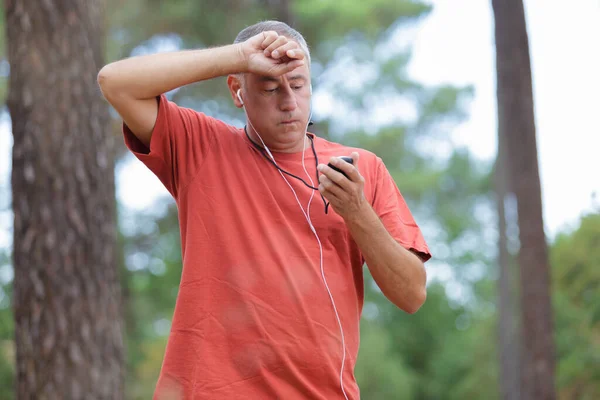 疲れた成人男性が屋外でジョギング — ストック写真