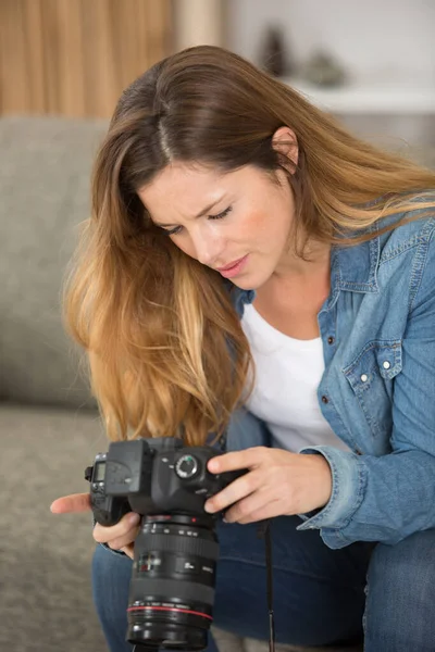 Aantrekkelijke Vrouw Met Camera — Stockfoto
