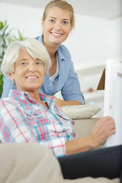 Porträt Der Fröhlichen Tochter Und Mutter Mit Rahmen — Stockfoto