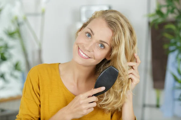 Woman Brushing Hair Woman — ストック写真