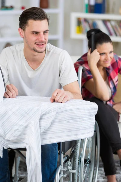 Bello Handicappato Uomo Sedia Rotelle Guardando Con Sua Ragazza — Foto Stock