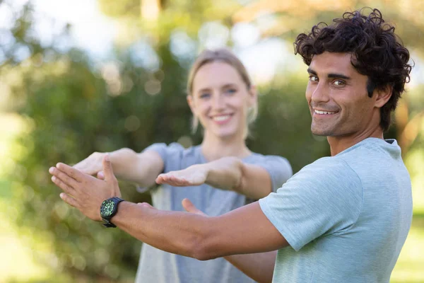 Casal Está Esticando Braços Sorrindo — Fotografia de Stock