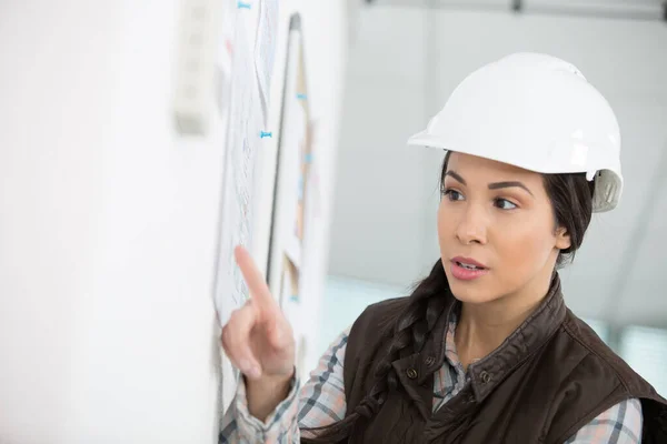Uma Mulher Construtora Está Verificando Planejamento — Fotografia de Stock