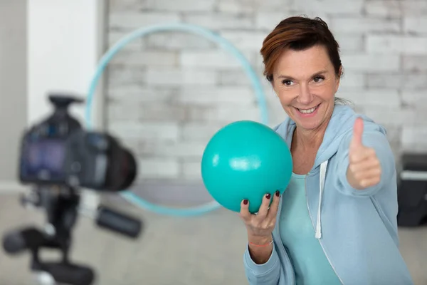 Plan Intérieur Femme Retraitée Blogueuse Bonne Santé — Photo