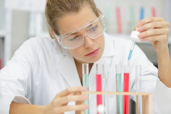 Kimya Laboratuarında Çalışma Çekici Öğrenci — Stok fotoğraf