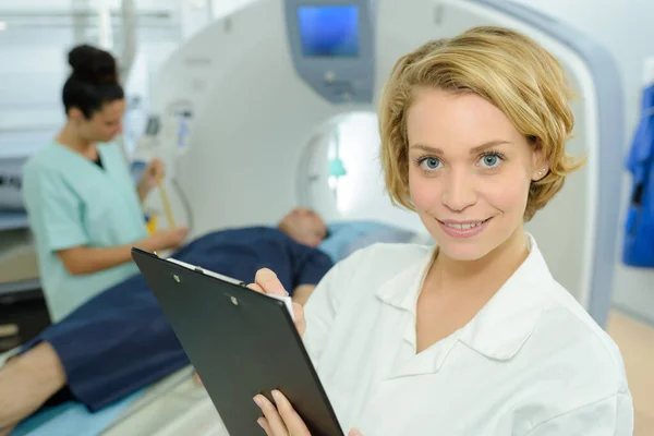 Portrait Female Doctor Holding Clipboard Scanner Background — Stock Photo, Image