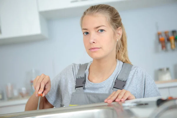 Női Vízvezeték Szerelő Megjavítja Mosogatót — Stock Fotó