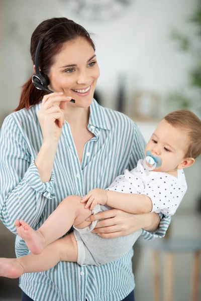 Drukke Zakenvrouw Werken Met Baby Schoot — Stockfoto