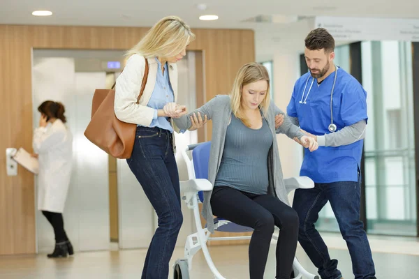 Mulher Grávida Com Mãe Pronta Para Trabalho Parto — Fotografia de Stock