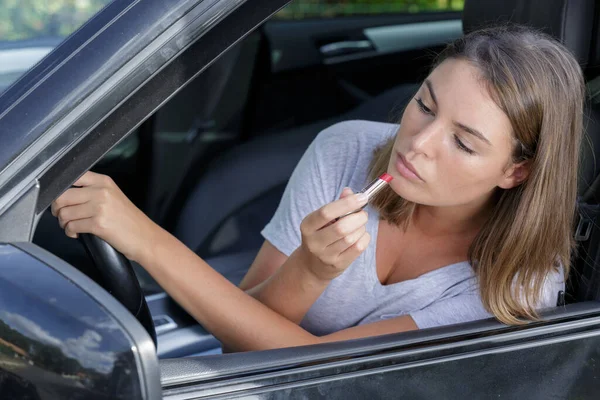 Ung Snygg Kvinna Applicera Läppstift Bilen — Stockfoto