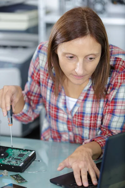 Frau Schraubt Rückseite Eines Laptops — Stockfoto