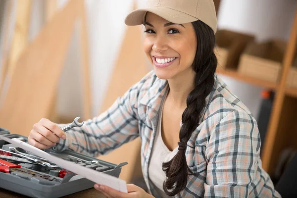 Lycklig Kvinna Uniform Poserar — Stockfoto