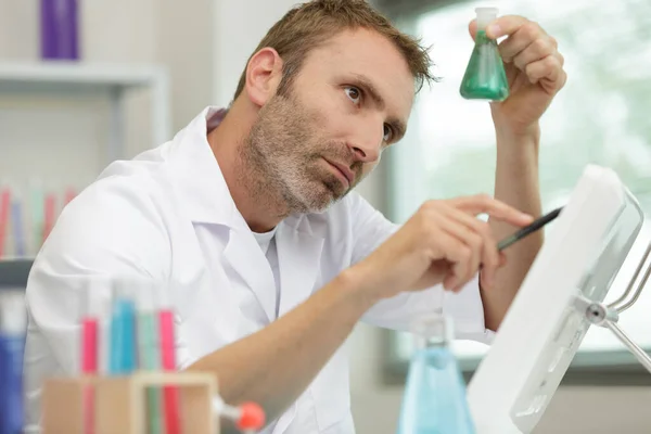 Een Man Die Reageerbuizen Controleert — Stockfoto