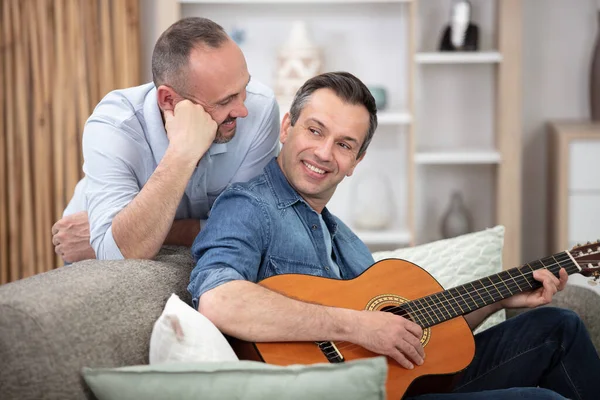 Amante Pareja Gay Jugando Guitarra Sofá — Foto de Stock